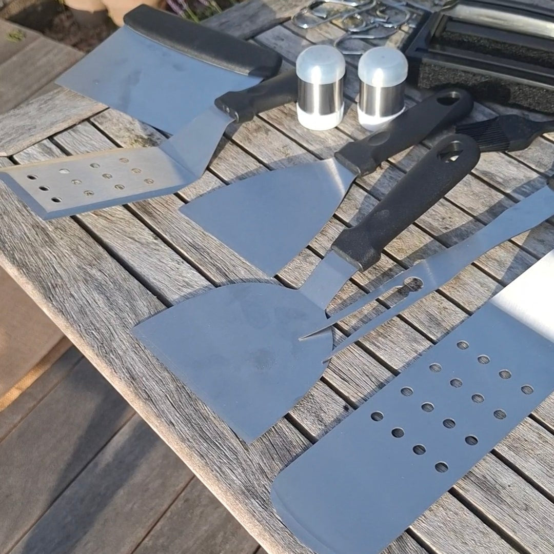 Kit BBQ du Boucher — 29 Pièces Inox | Cloche à Burger Offerte