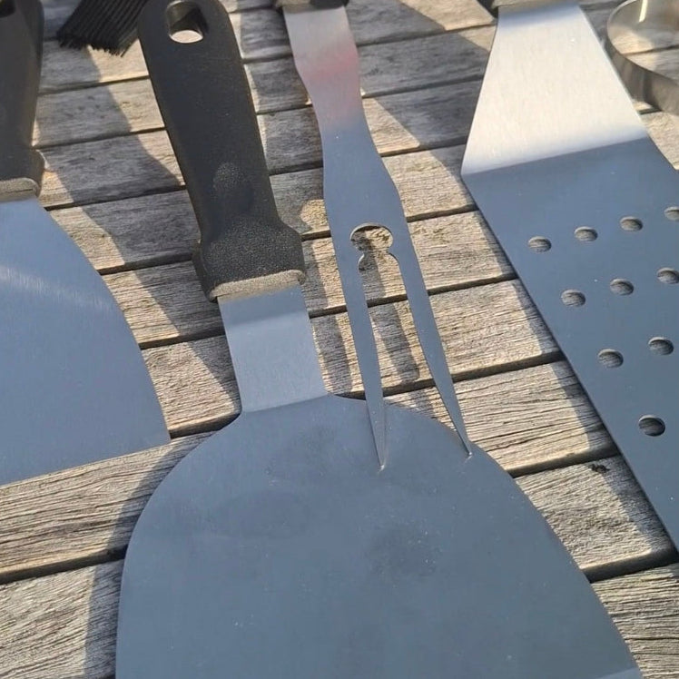 Kit BBQ du Boucher — 29 Pièces Inox | Cloche à Burger Offerte